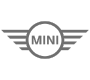 Logo der Automarke MINI mit charakteristischen Flügeln, das für Stil und Kompaktheit steht. Ideal für automobile Enthusiasten und Fans von einzigartigem Design.